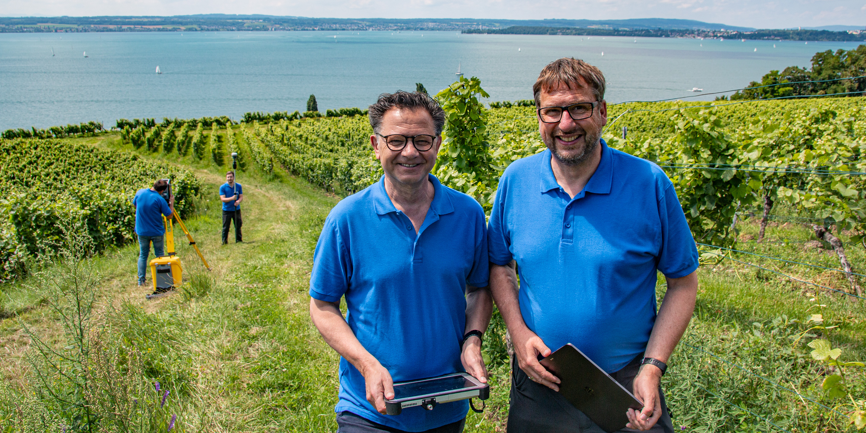 Mitarbeiter bei der Vermessung auf dem Feld