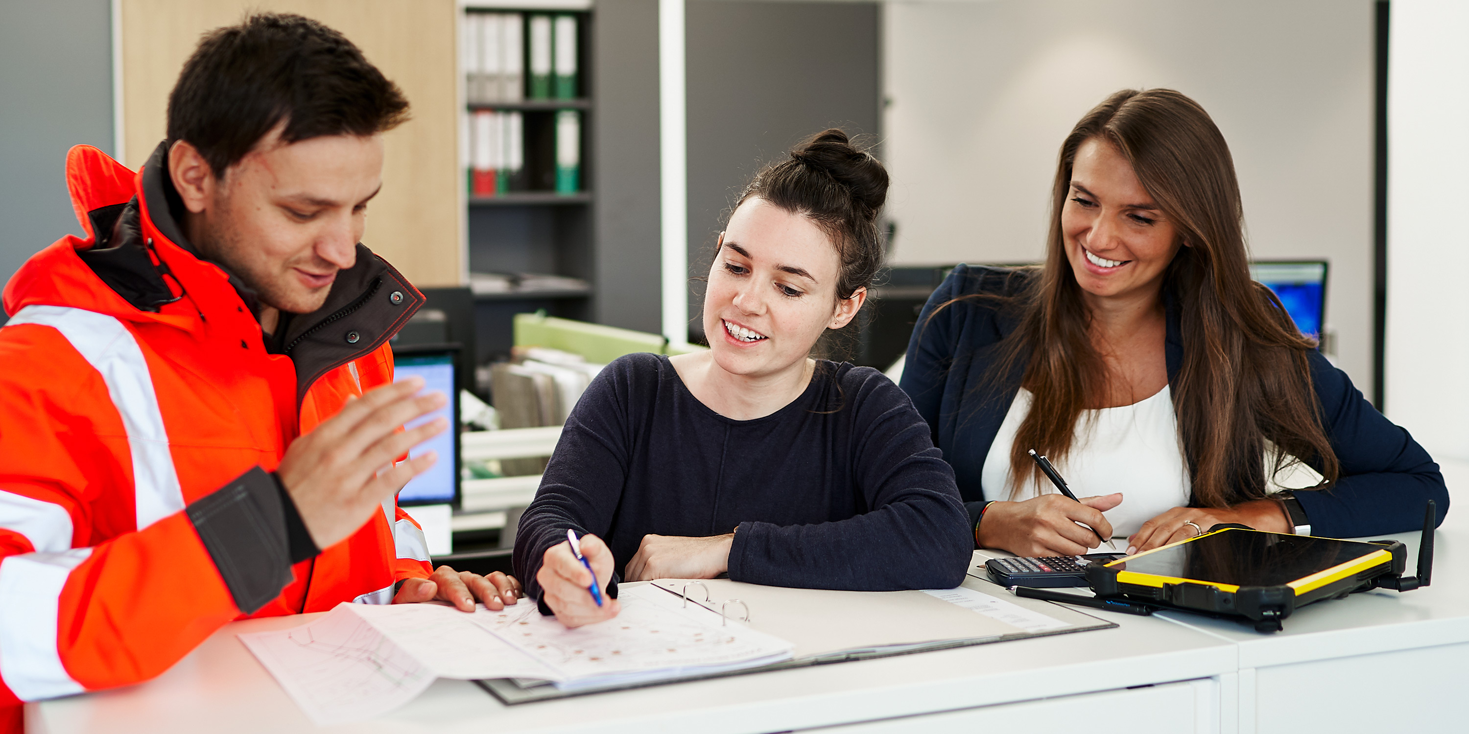 Mitarbeiter arbeiten zusammen im Büro