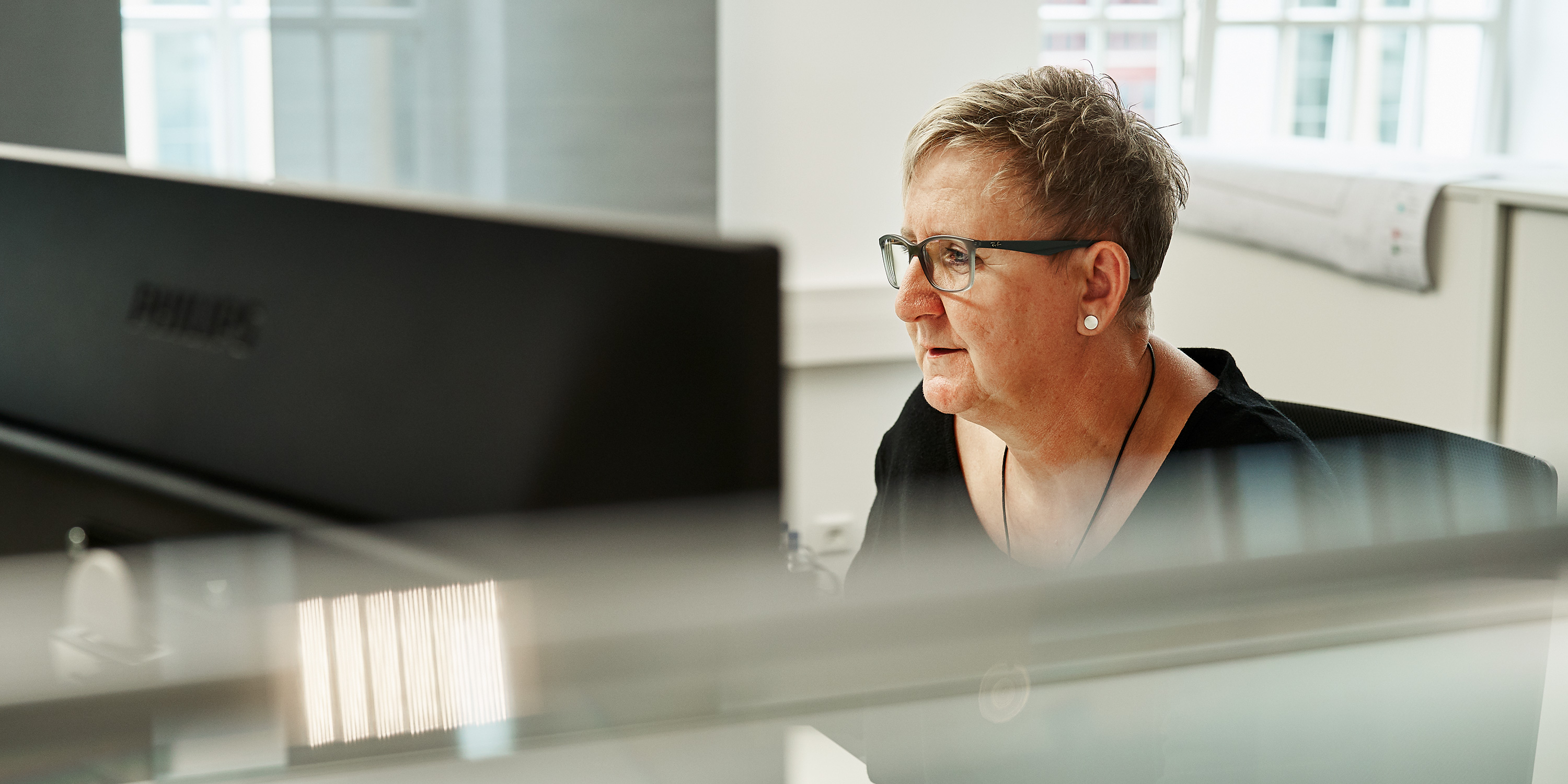 Frau arbeitet im Büro