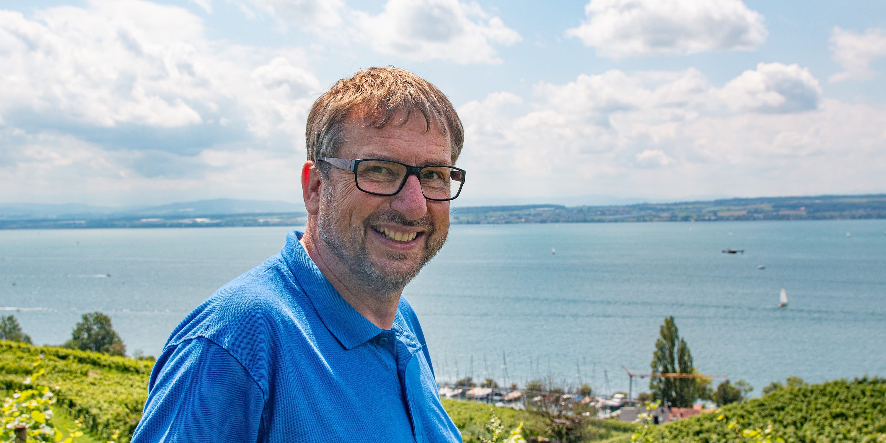 Mann arbeitet draußen