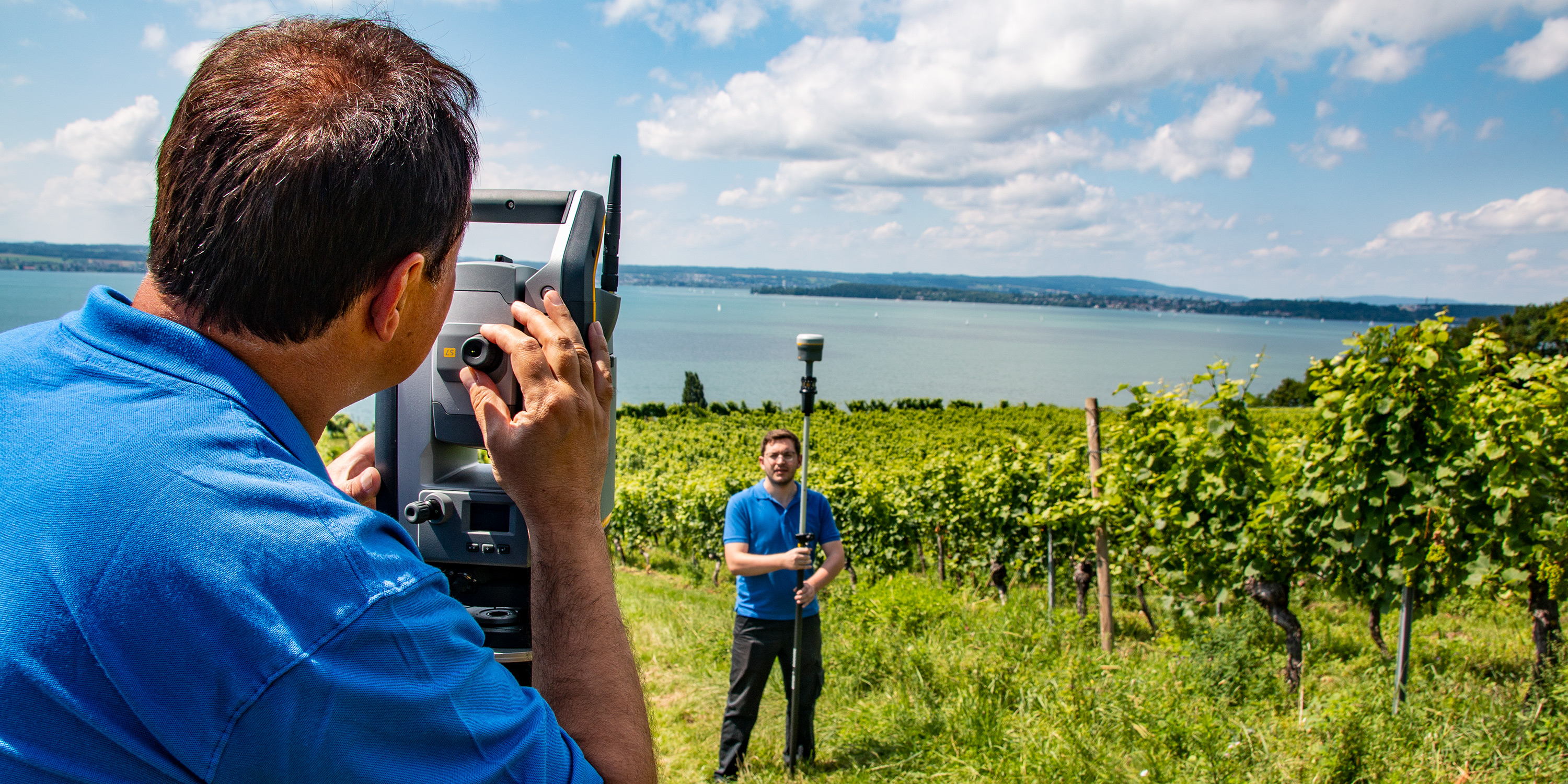 Männer vermessen draußen